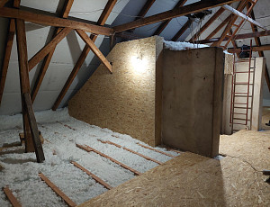 Zateplení stropu bytového domu pomocí foukané izolace